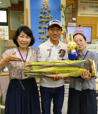 คุณฟุจิทะผู้สื่อข่าวและการถ่ายรูปที่ระลึก